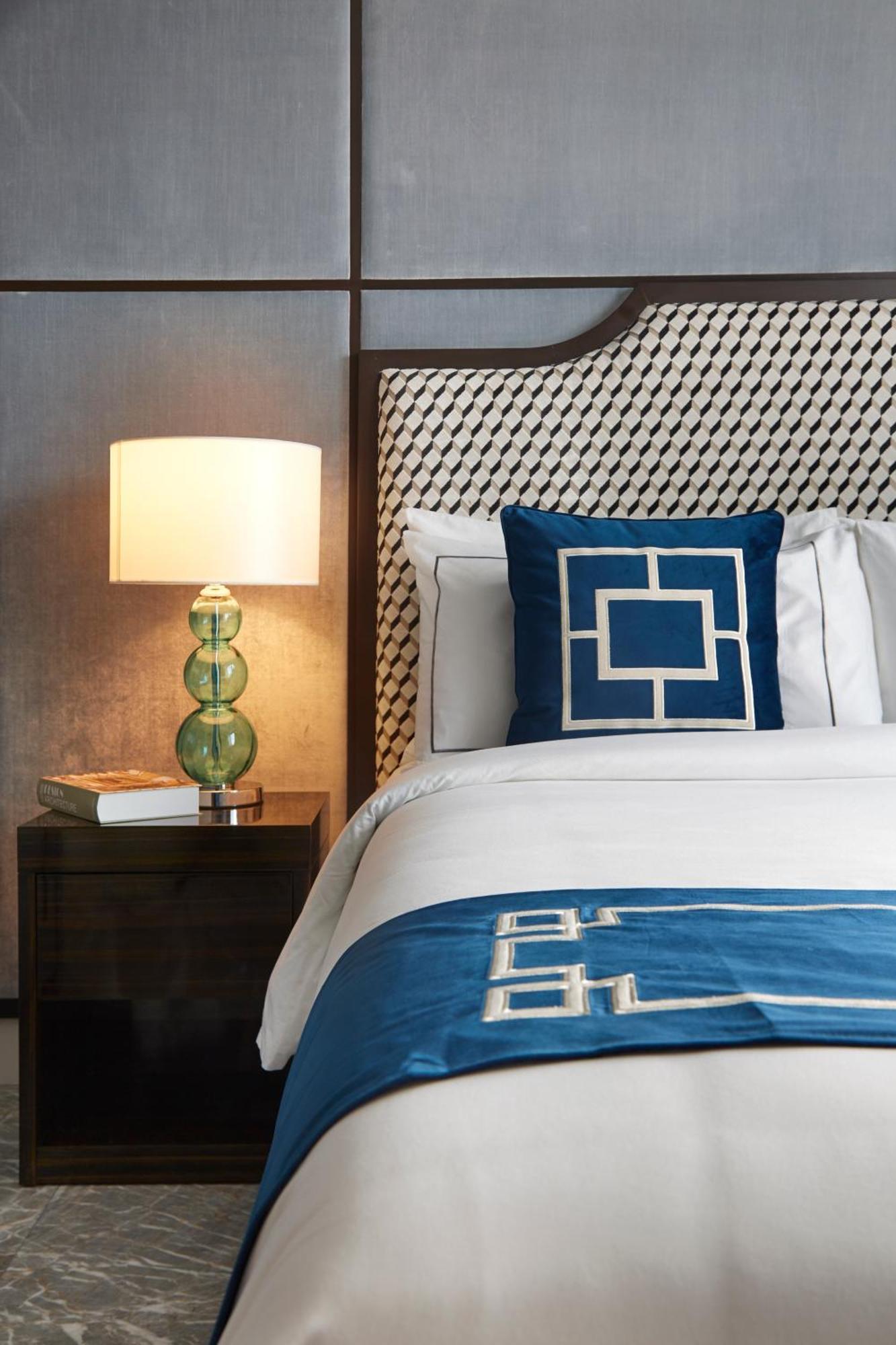The Face Style Hotel كوالالمبور المظهر الخارجي الصورة A bed with a throw pillow