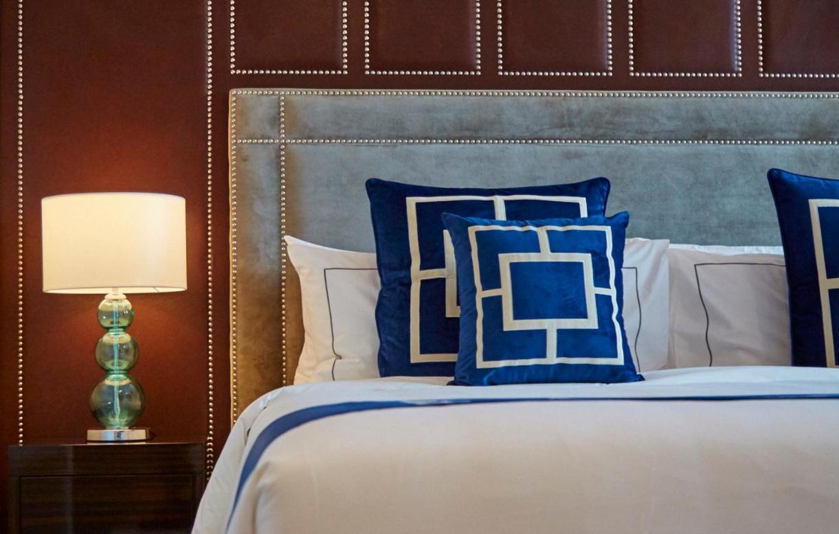 The Face Style Hotel كوالالمبور المظهر الخارجي الصورة A bed with a headboard